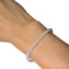 Bracelet Heishi en quartz rose porté au poignet, un bijou élégant en pierre naturelle pour cultiver l'amour de soi, apaiser les émotions et retrouver la sérénité.