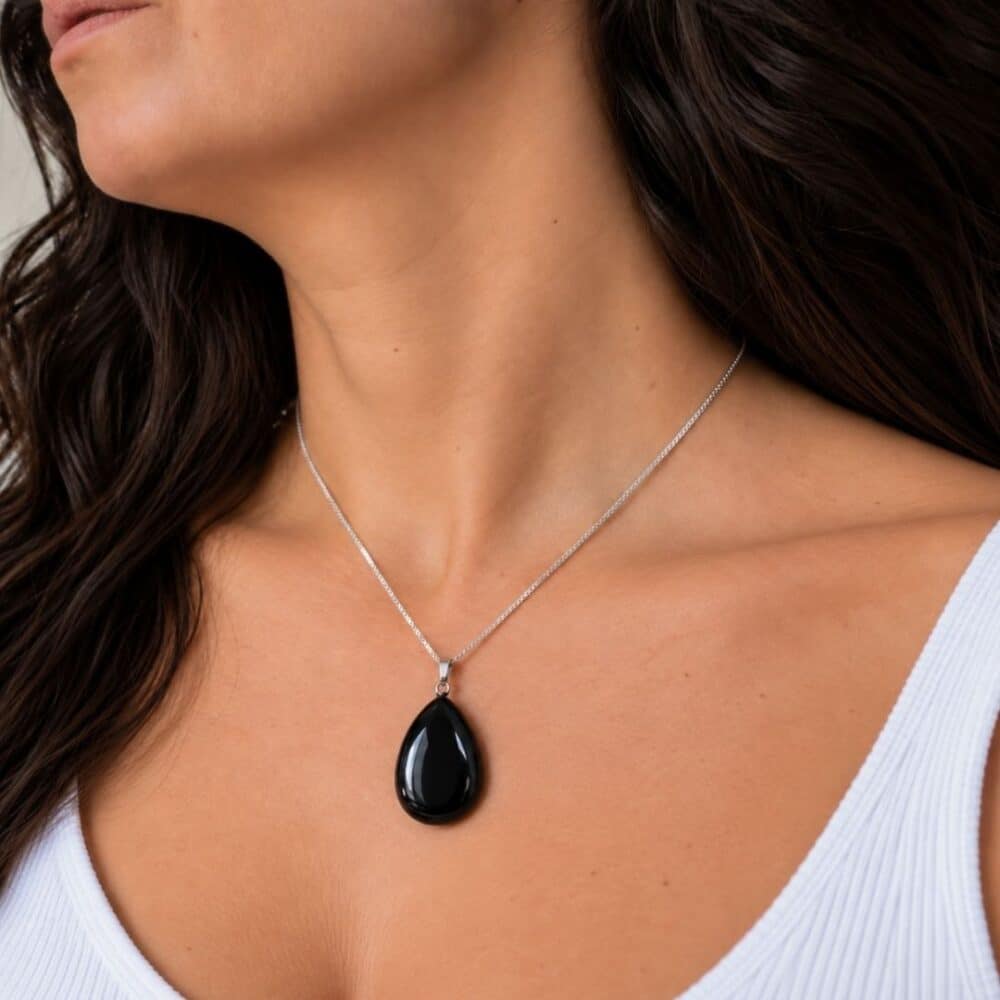 pendentif obsidienne porté avec chaîne argent