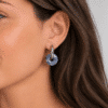 Boucles d’oreilles donut en sodalite portées à l’oreille