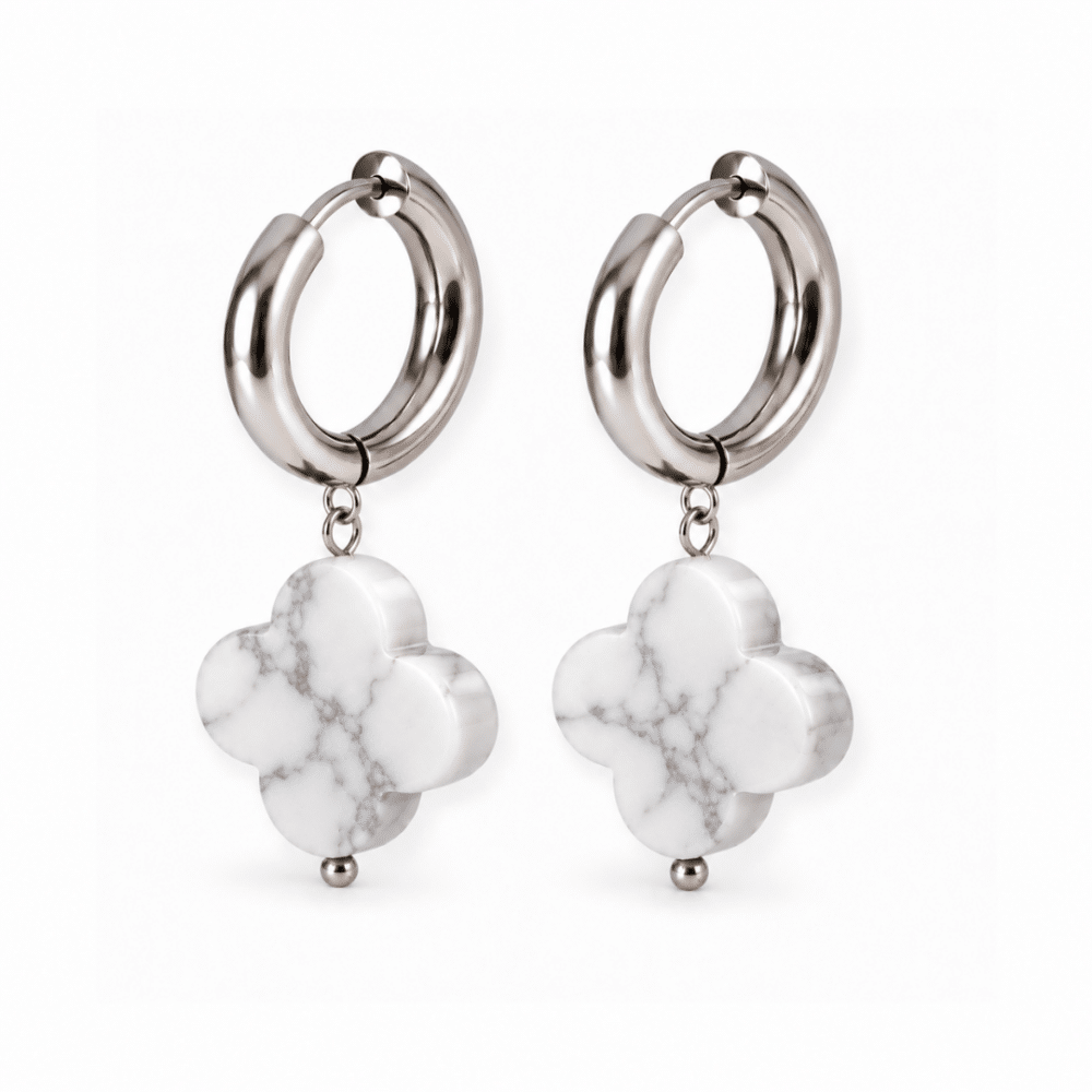 Boucles d’oreilles trèfle en howlite avec créoles en acier inoxydable