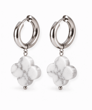 Boucles d’oreilles trèfle en howlite avec créoles en acier inoxydable