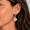 Boucles d’oreilles trèfle en quartz rose portées à l’oreille